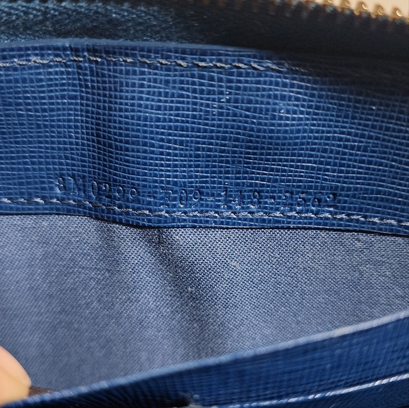 Fendi Selleria long zip. Slight fading int cloth pockets. Liggt coin residue - Picture 3 of 16